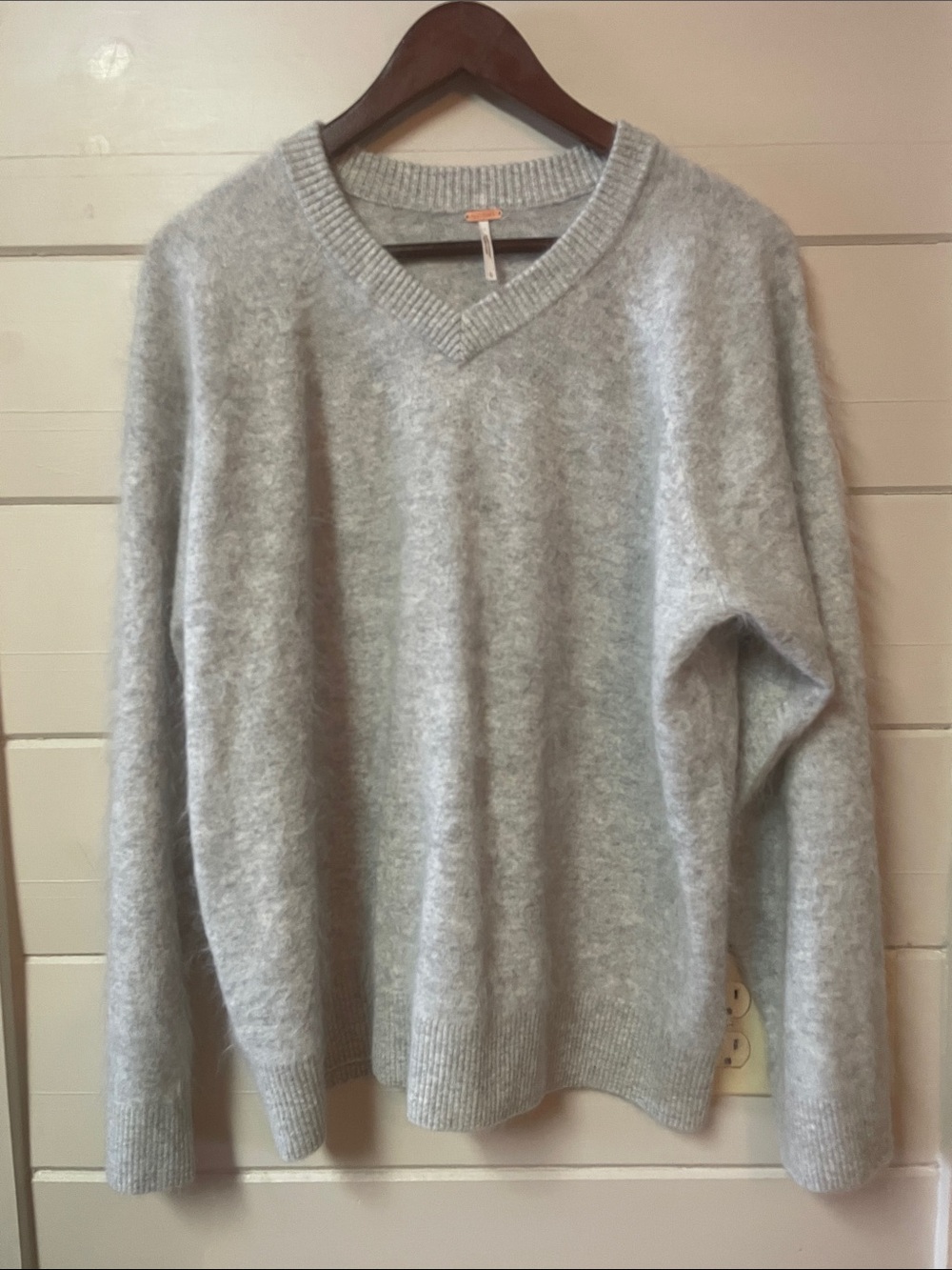 Free People Women’s Cashmere V Neck Sweater Gray Size L.